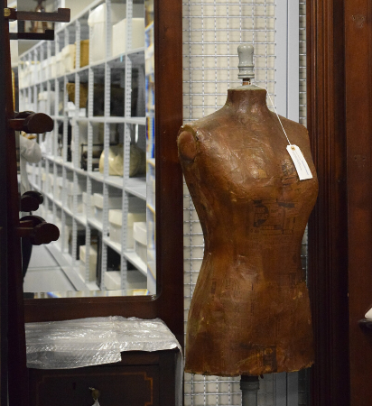 Coleção museológica foto da reserva técnica do MI com objetos do acervo